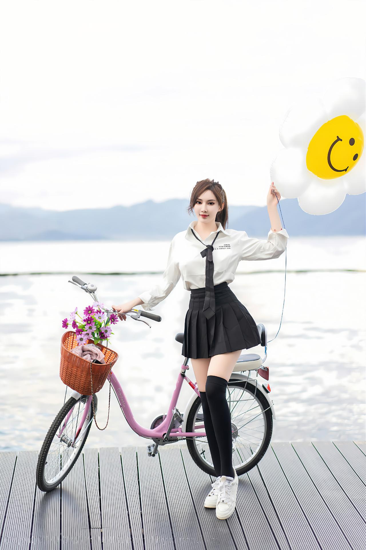 少女心爆棚的湖边骑行，粉车+花篮+微笑气球，完美搭配！💖🚴‍♀️🌸🎈