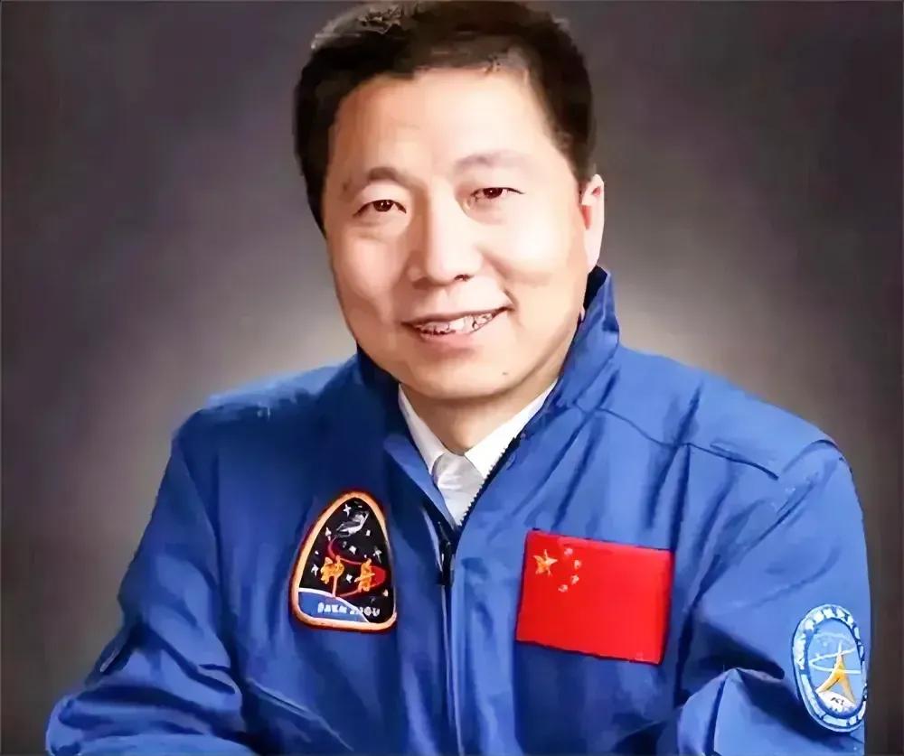 中国19位航天员都是什么军衔？
1、王亚平—————-大校军衔
2、刘旺————