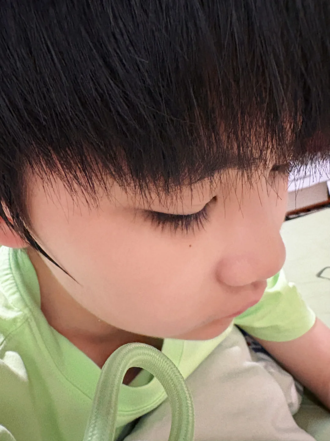 小果砸：妈妈我这里有颗痣。