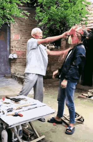 年轻人没有“眼力件”被打是应该的，现在的年轻人太自私，老人教训他还能长点记性！