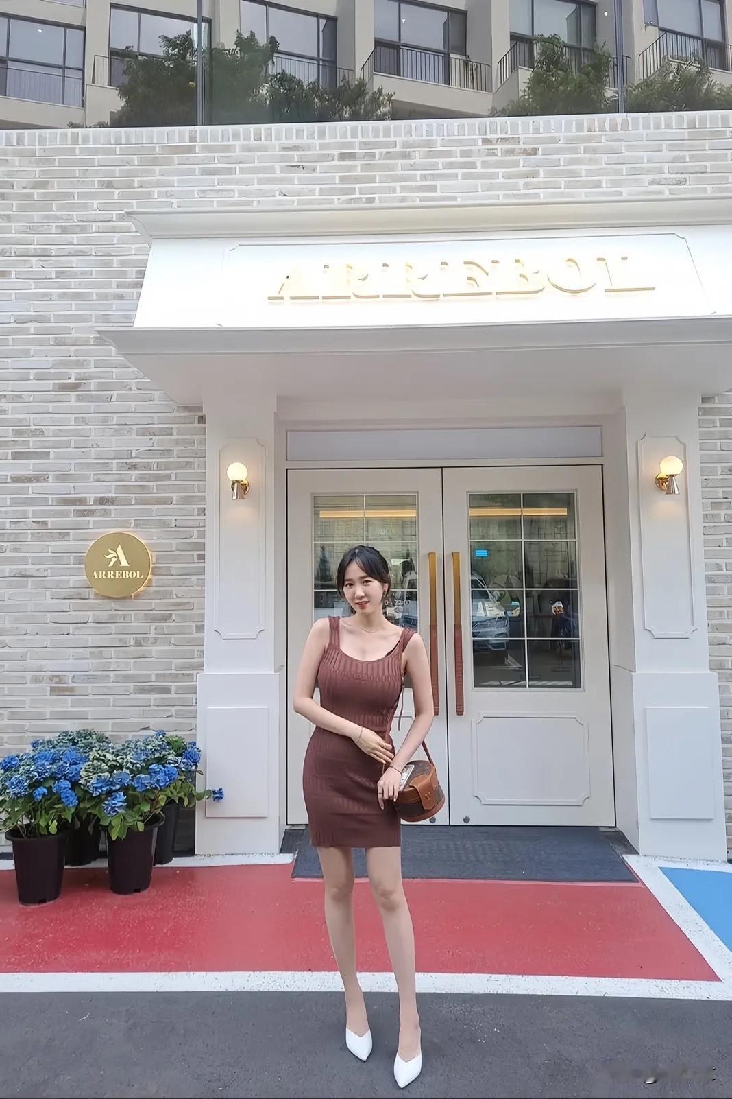 一位美女在Arrebol门口拍照。