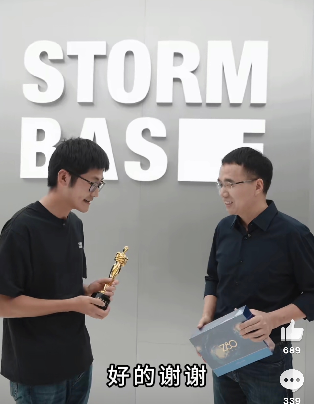 倪飞送影视飓风Tim奥斯卡奖杯倪飞给Tim送上奥斯卡奖杯模型，成了圈内热议的暖心