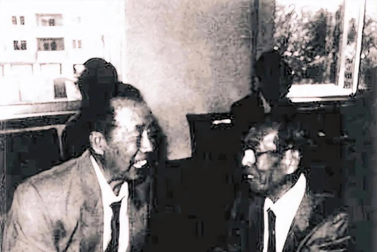 1941年，十几个鬼子押着几个赤身裸体的女人，对着一群新兵喊：“这些女人归你们了