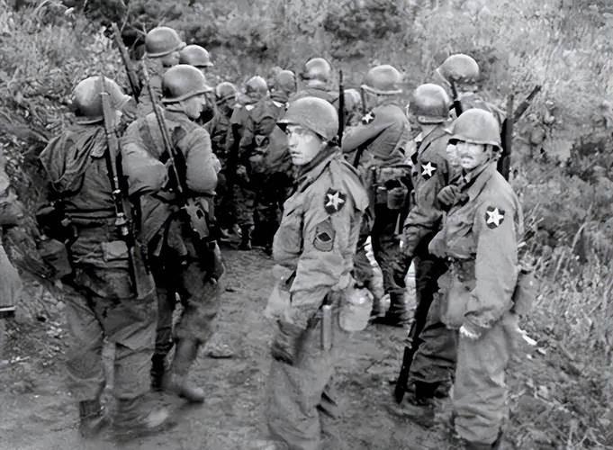 克林顿披露：当年为了打赢朝鲜战争，美国共投入了200万军队。克林顿亲自承认，美国