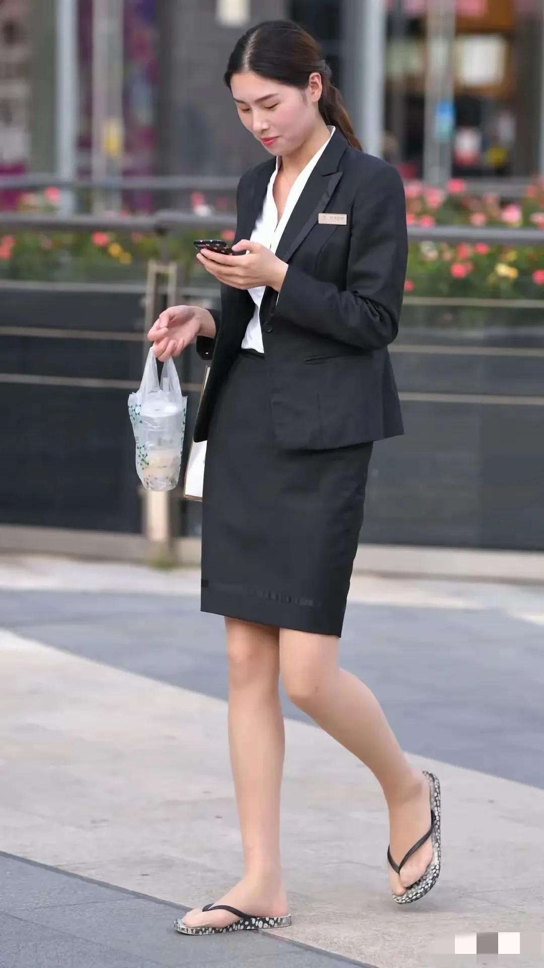 这种美女穿搭打扮，是不是在广东很流行呀？

制服+裙子+丝袜+拖鞋，给人感觉就是