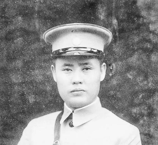 傅作义遗孀生活拮据，周总理及时向中央汇报，毛主席亲自批示将生活费提高到一百元！