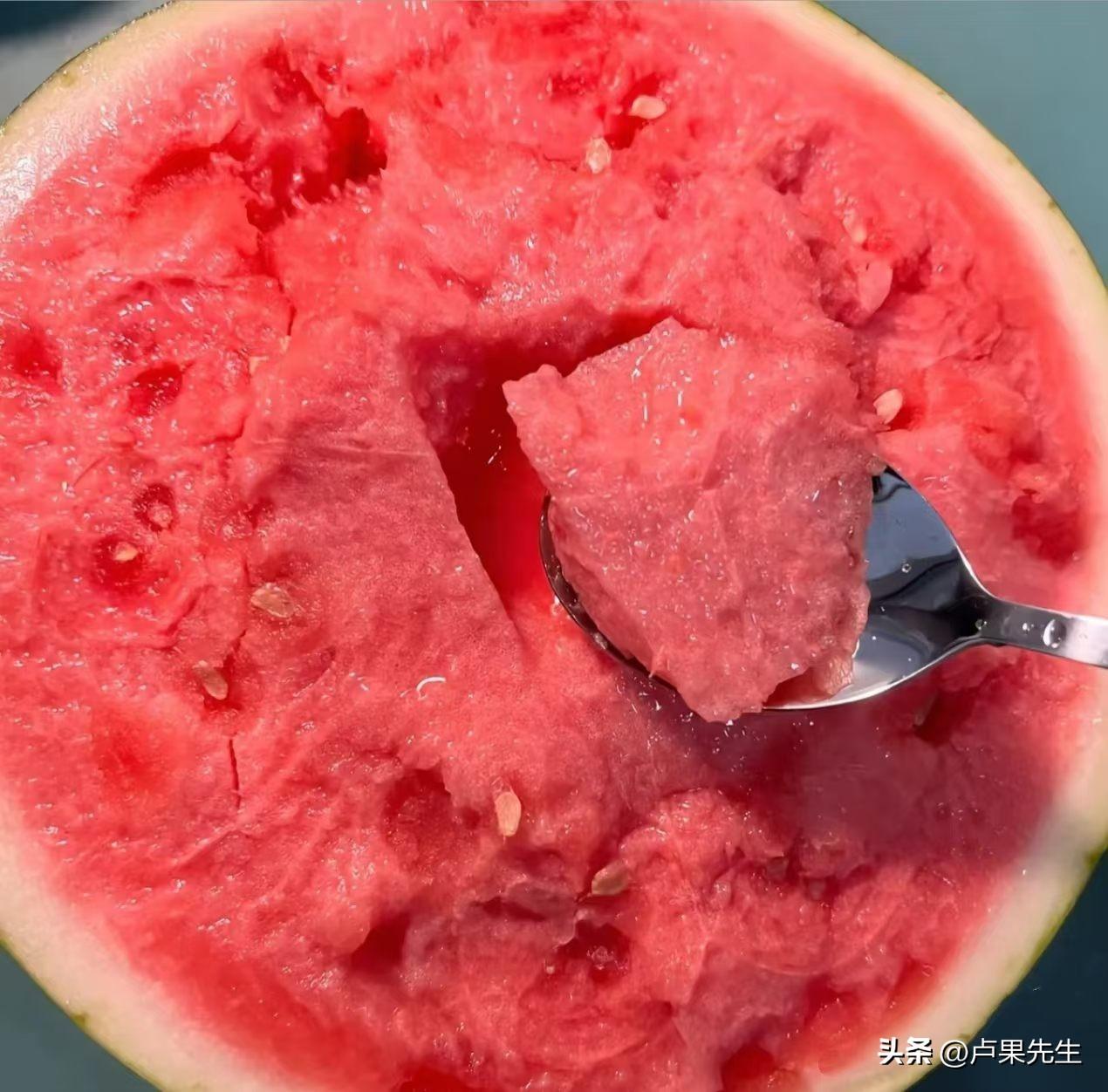 晒图笔记大赛今天下午到集镇上买西瓜，下车问瓜农价格为1.2每斤，便回车内拿钱来买