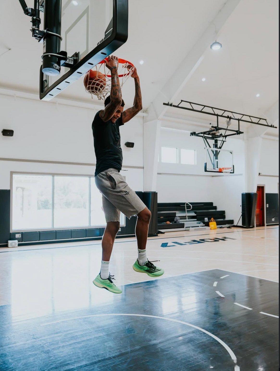 贾巴里今天和训练师阿隆·米勒一起训练📸休斯顿火箭nba休赛期休斯顿火箭[超话]