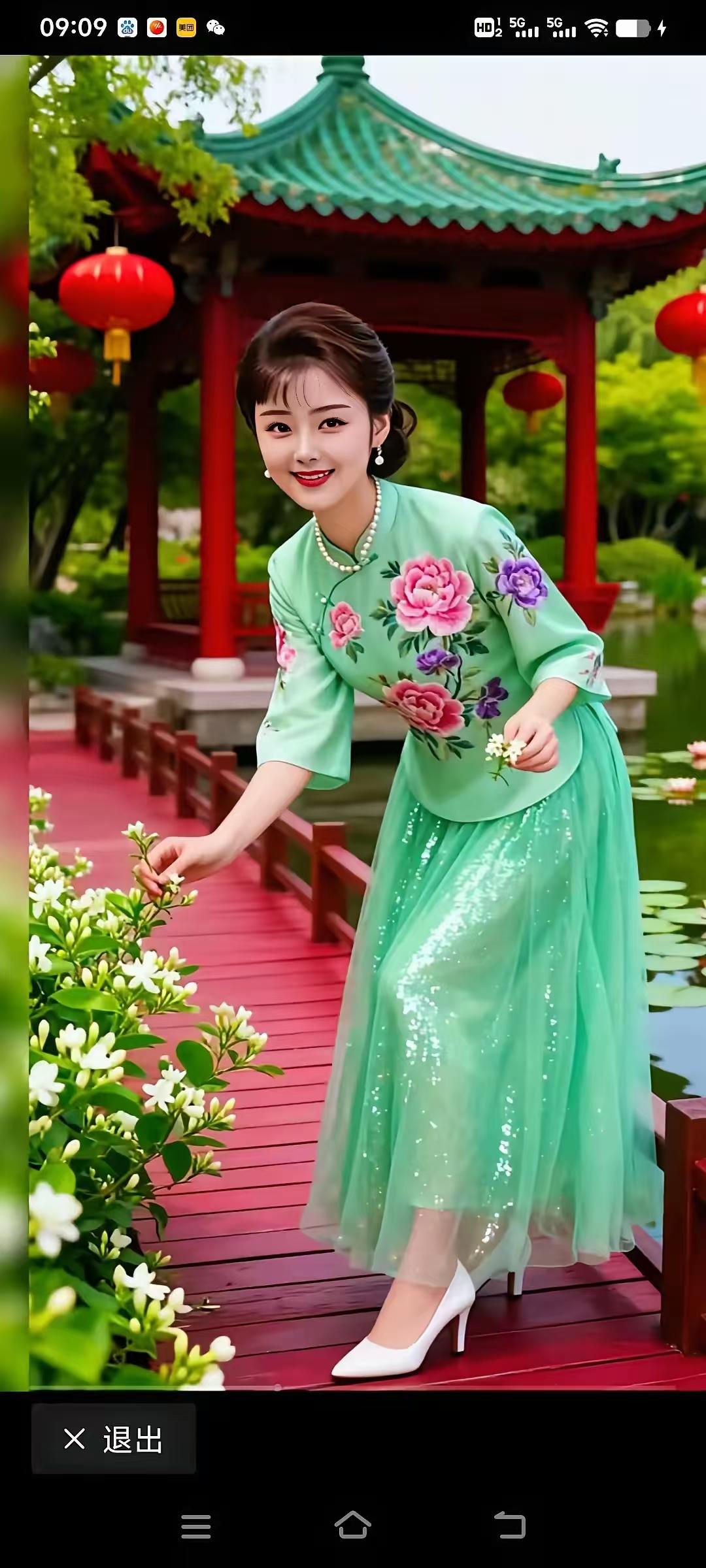 金字经·踏青
青罗裙带松，
趁游蜂，
小立亭西折嫩红。
侬，低鬟簪鬓风。
香拈重