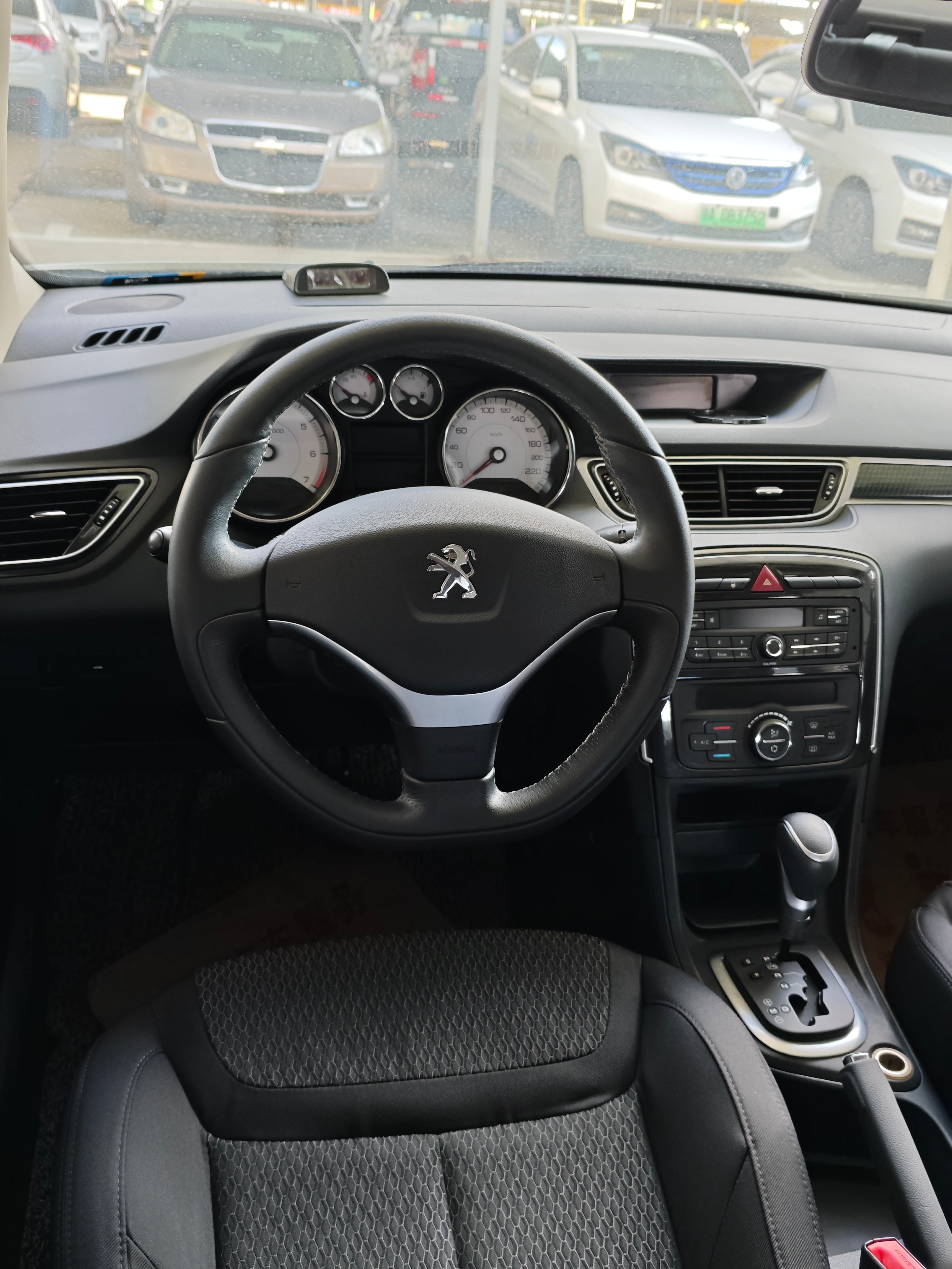 公里数少的车，内饰也格外的新。这辆15年的标致308只跑了7.1万公里，内饰是不