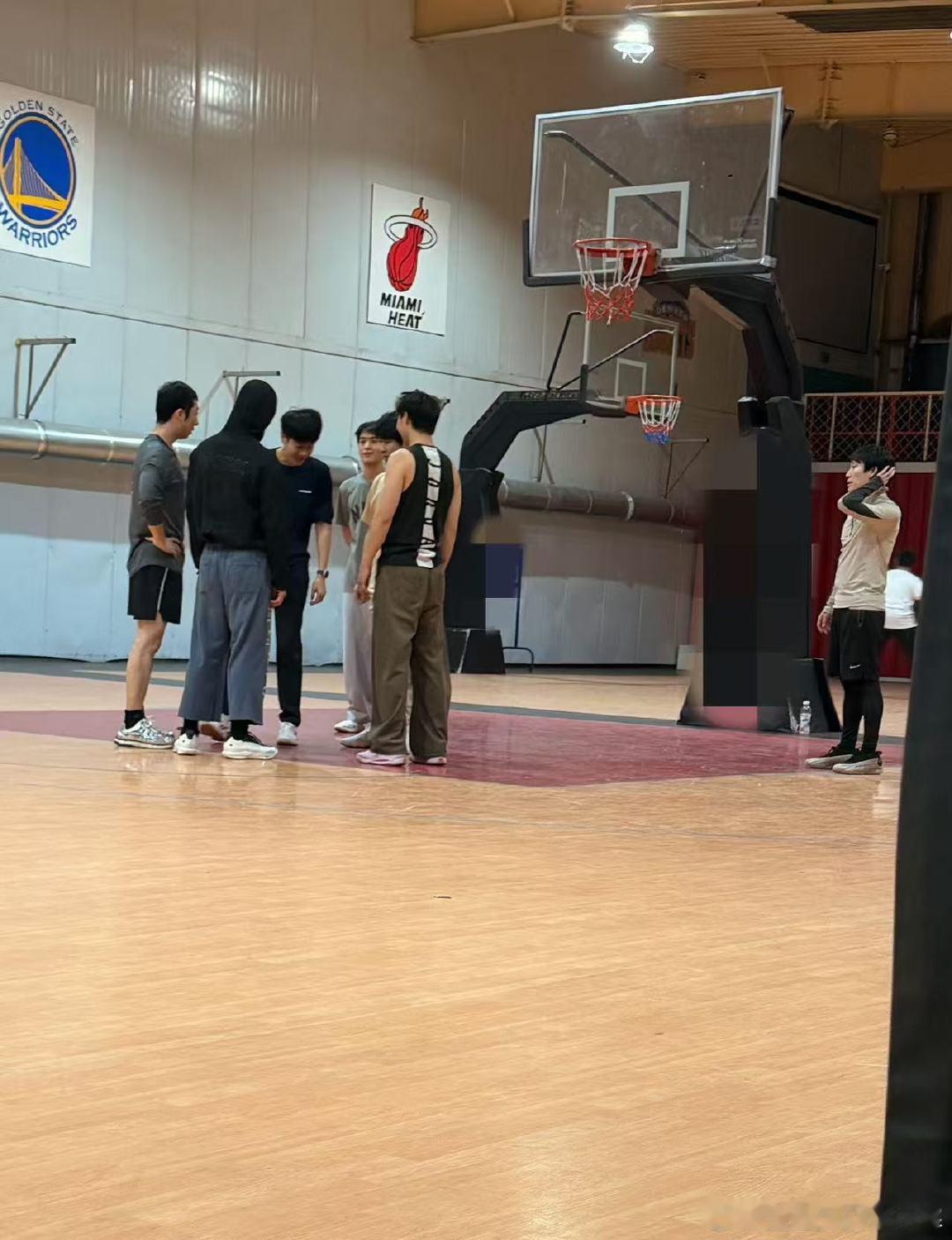 白敬亭又双叒被偶遇打篮球遇白敬亭张子贤打篮球，哥的腿长的溢出屏幕了偶遇白敬亭张子