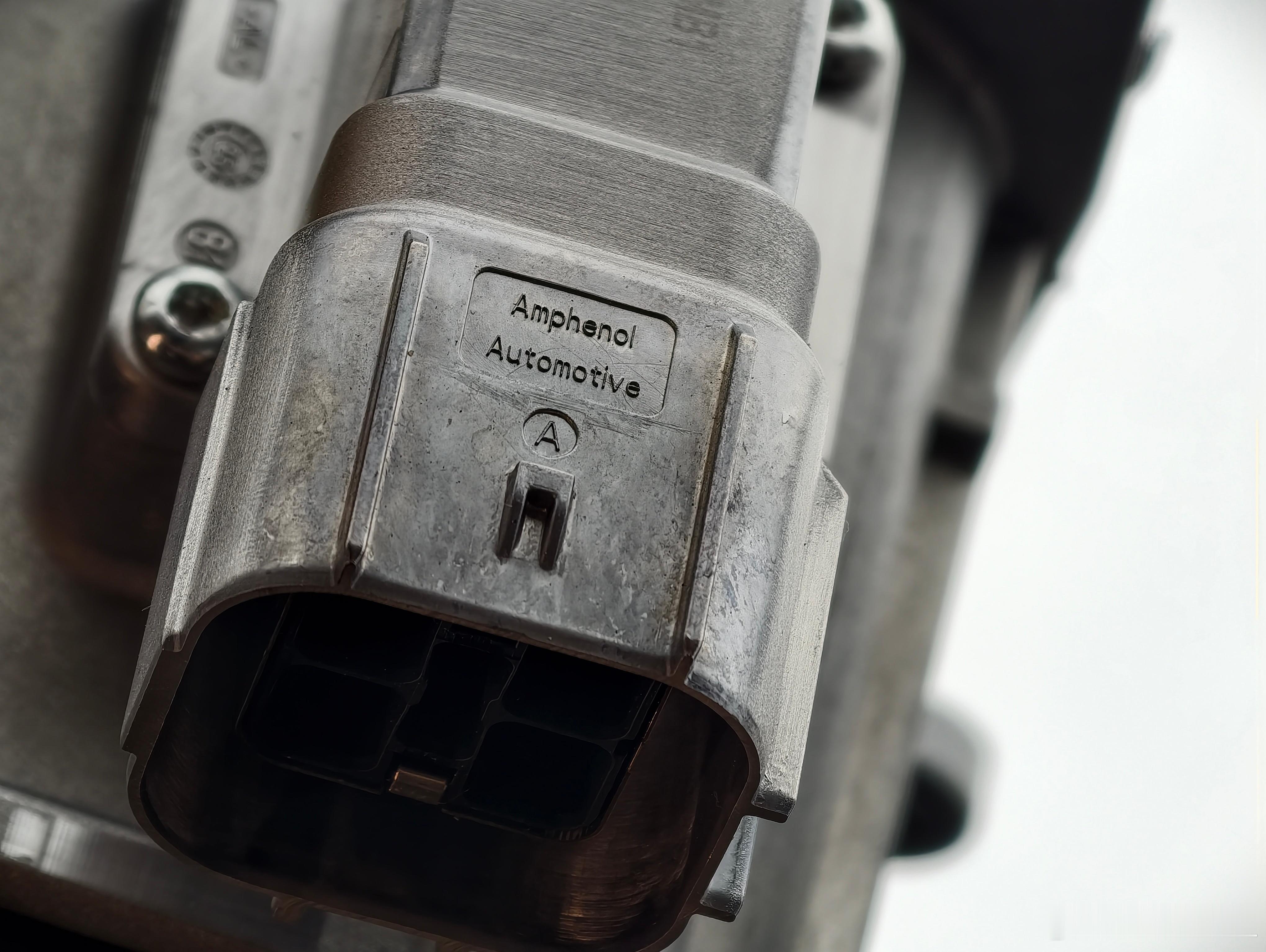 发布会之前，花了大量时间拍这套吉利i-HEV混动总成的各种细节。这只是其中3张图