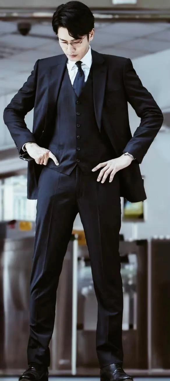 彭冠英这西服架子！
削瘦的身材，只有碰见西服时，才显得有棱有角！