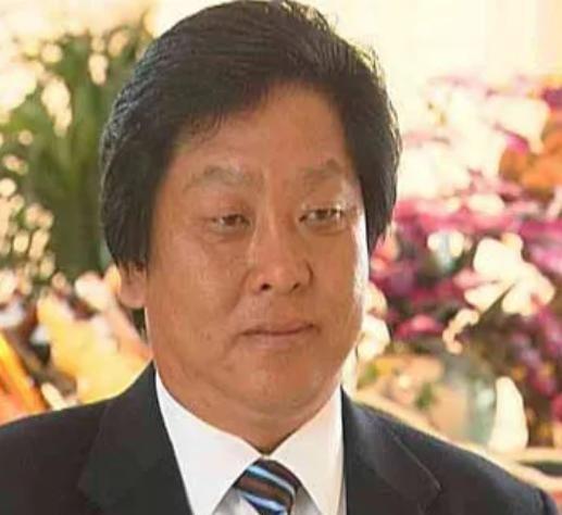 1996年，梁希森带着施工队接下北京“玫瑰园”别墅项目，垫资7000万后，开发商