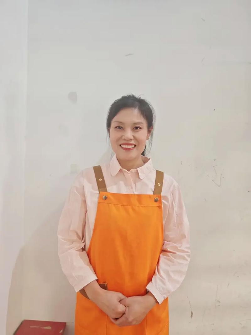 保姆应与主家同桌吃饭吗？
       我认识，保姆应与主家同桌吃饭。如今不少保