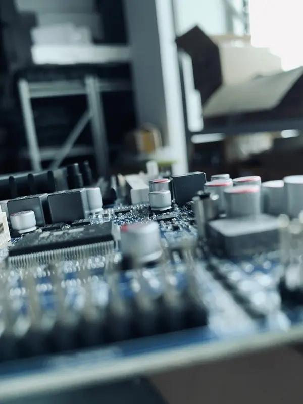 以前，电子厂流水线女工多，大家朝夕相处，找女朋友相对容易。但现在可大不一样了。