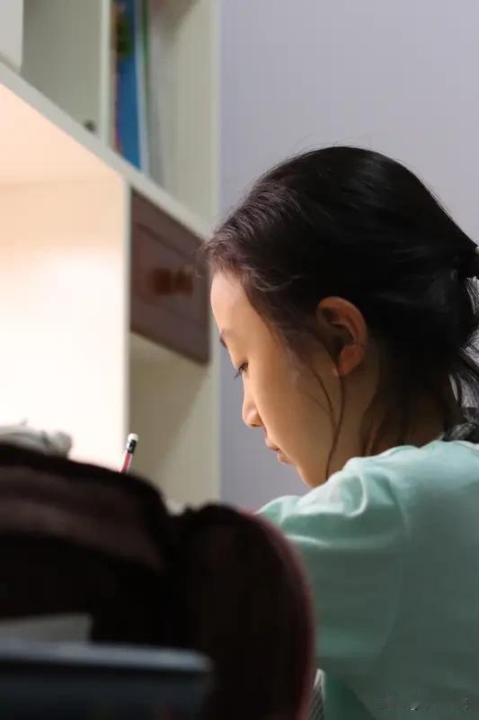 早上先陪着完成当日作业，留出一小时阅读课外书；午后避开烈日，带去公园骑车、捞小鱼