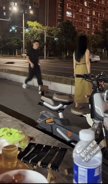 乐极生悲，一个倒栽葱，重重的把女友倒着摔到地上。自己也被带倒，又压在了女友身上。