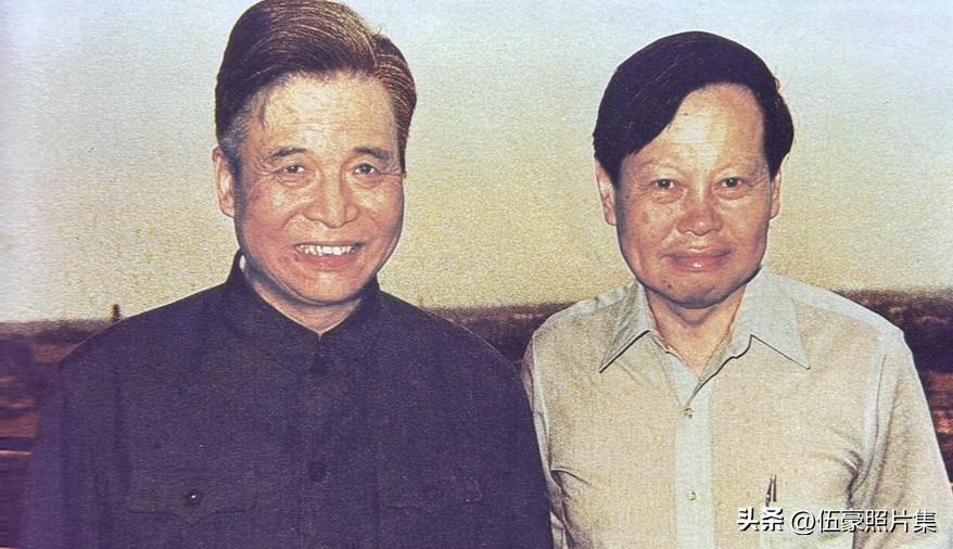 1986年6月，杨振宁专程从美国回国，前往北京301医院探望病危的挚友邓稼先。当