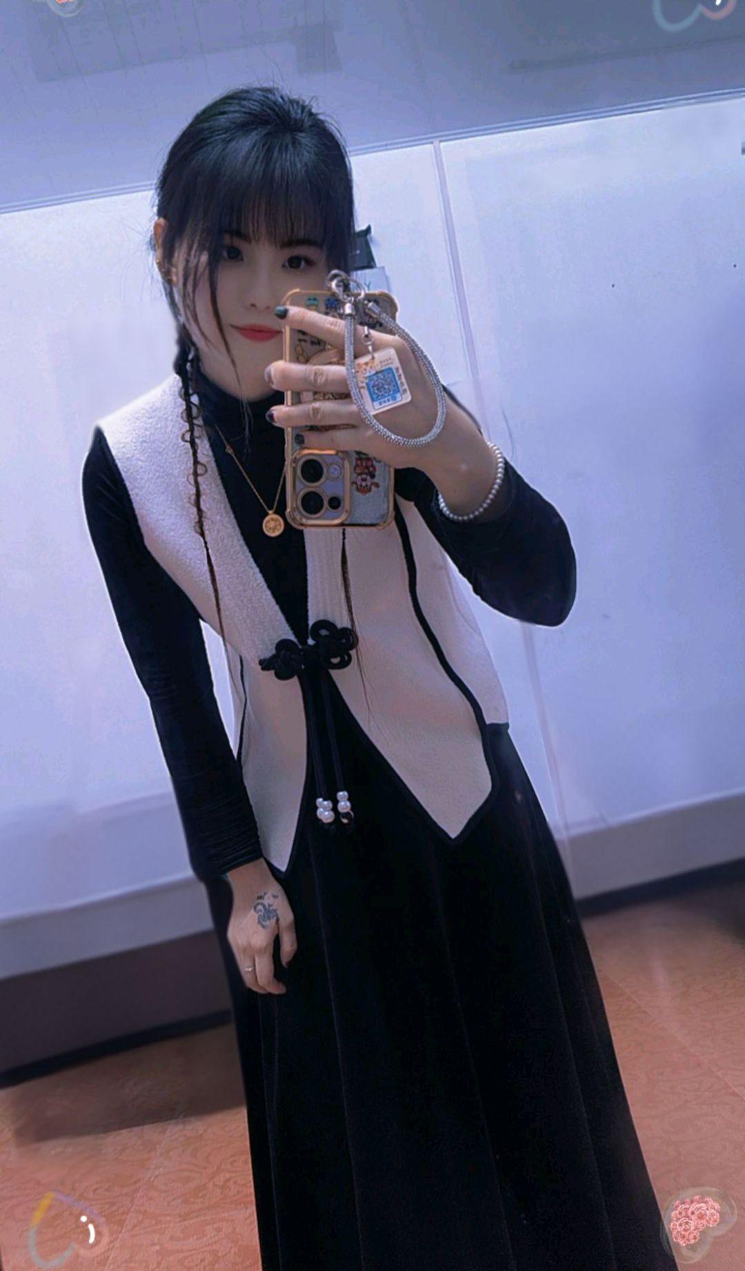 这世上唯一能够放心依赖终生的那个人，就是镜子里的那个你，那个历经挫折却依旧坚强的