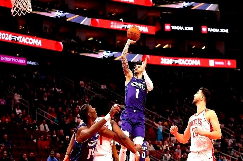 谁能想到，赛前12场赢了11场的黄蜂，主场就这么被干翻了。

全联盟都在吹这支青