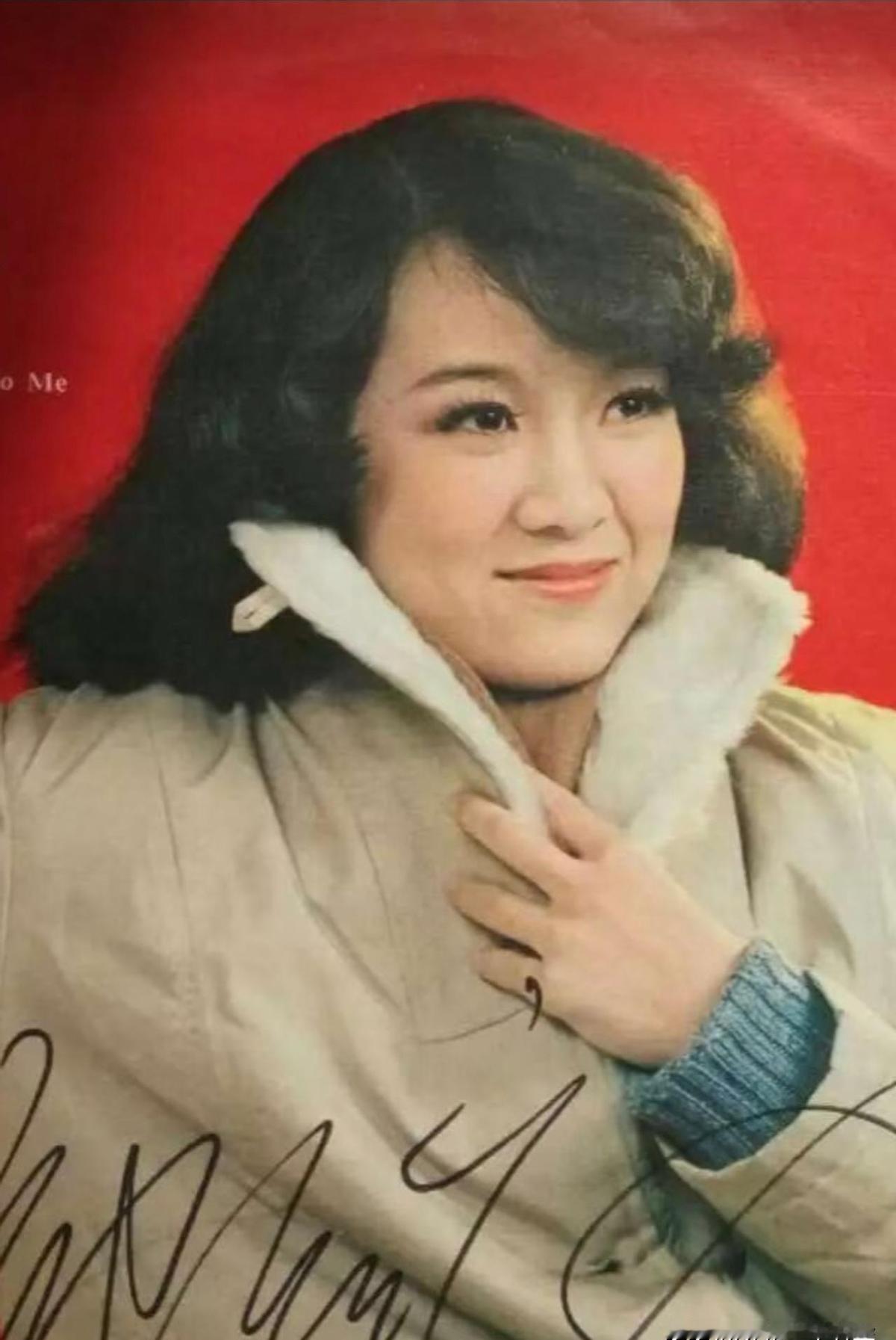 郑绪岚72岁还登台，嗓子没垮，儿子却在国外搞音乐。
《牧羊曲》唱了四十年，没人忘