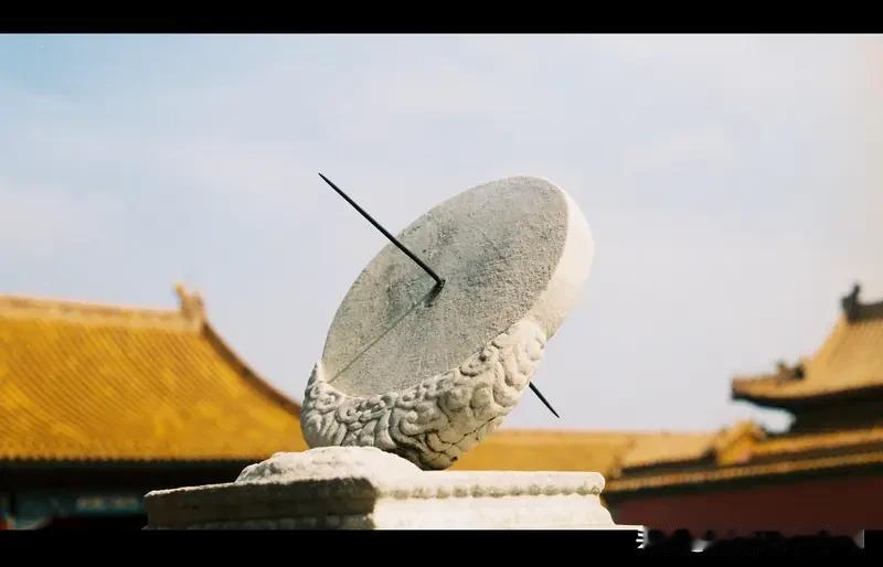 对联讲究对仗工整、平仄协调。“每滴汗水皆成露”，“每滴”是数量词，“汗水”是名词