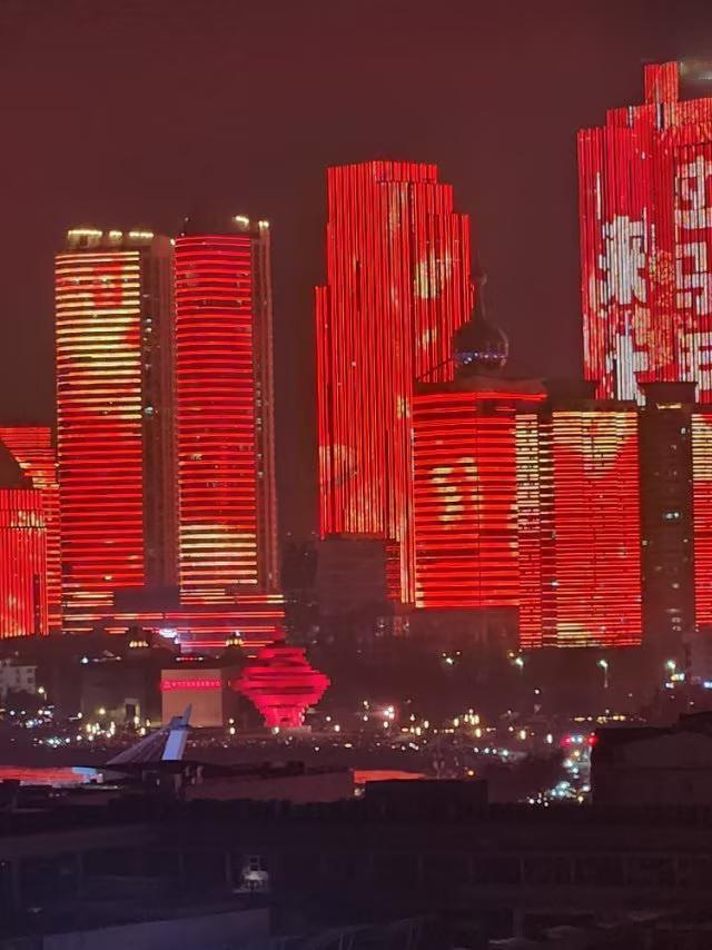 青岛春节期间灯光秀每晚18·30分至21时
              微头条