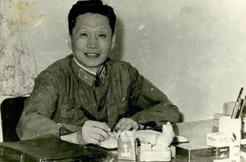 1949年2月20日凌晨，国民党空军少尉杨宝庆趁人不注意，悄悄登上一架停在西安机