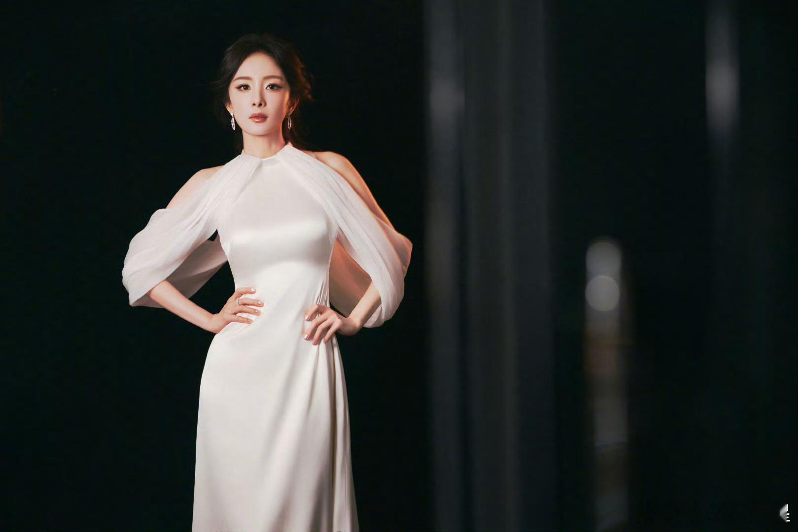 杨幂纯白露肩长裙杨幂VOGUEFilm活动生图 这太温婉了[哇] ​​​