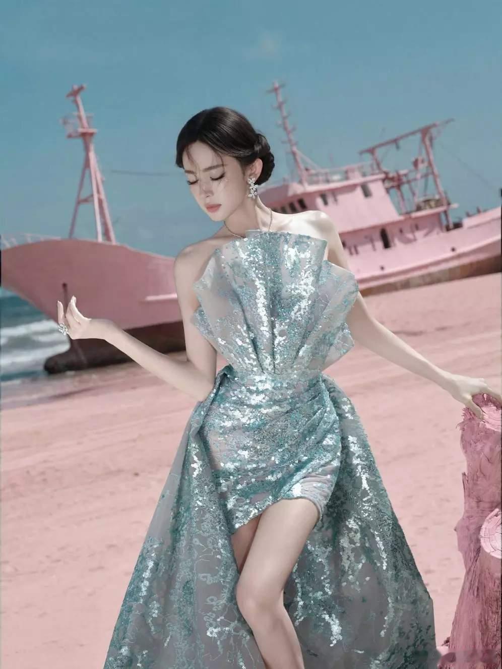 娜扎海边氛围感大片惊艳上线！化身浪漫人鱼少女尽显优雅身姿。近日，娜扎一组海边氛围