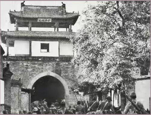 1947年，国军师长把石家庄修成铁桶，却被一个八路军连长一脚踩塌，只因他深夜出门