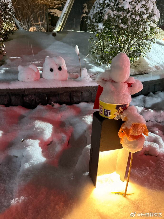 唐嫣收工晒雪人照 唐嫣收工晒雪人照📸真的是好可爱呀！开心，咱们姐姐收工快乐！这