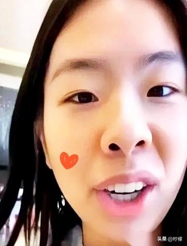 一个从美国来的亚裔姑娘，
开了个直播，上来第一句话就把人问住了：“中国人怎么只会
