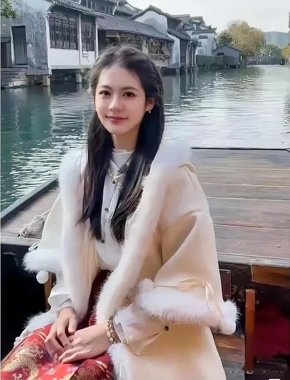 翁虹的女儿小水晶真是出落得亭亭玉立！12 岁半的她穿着粉色连衣裙，烫着长卷发，颜