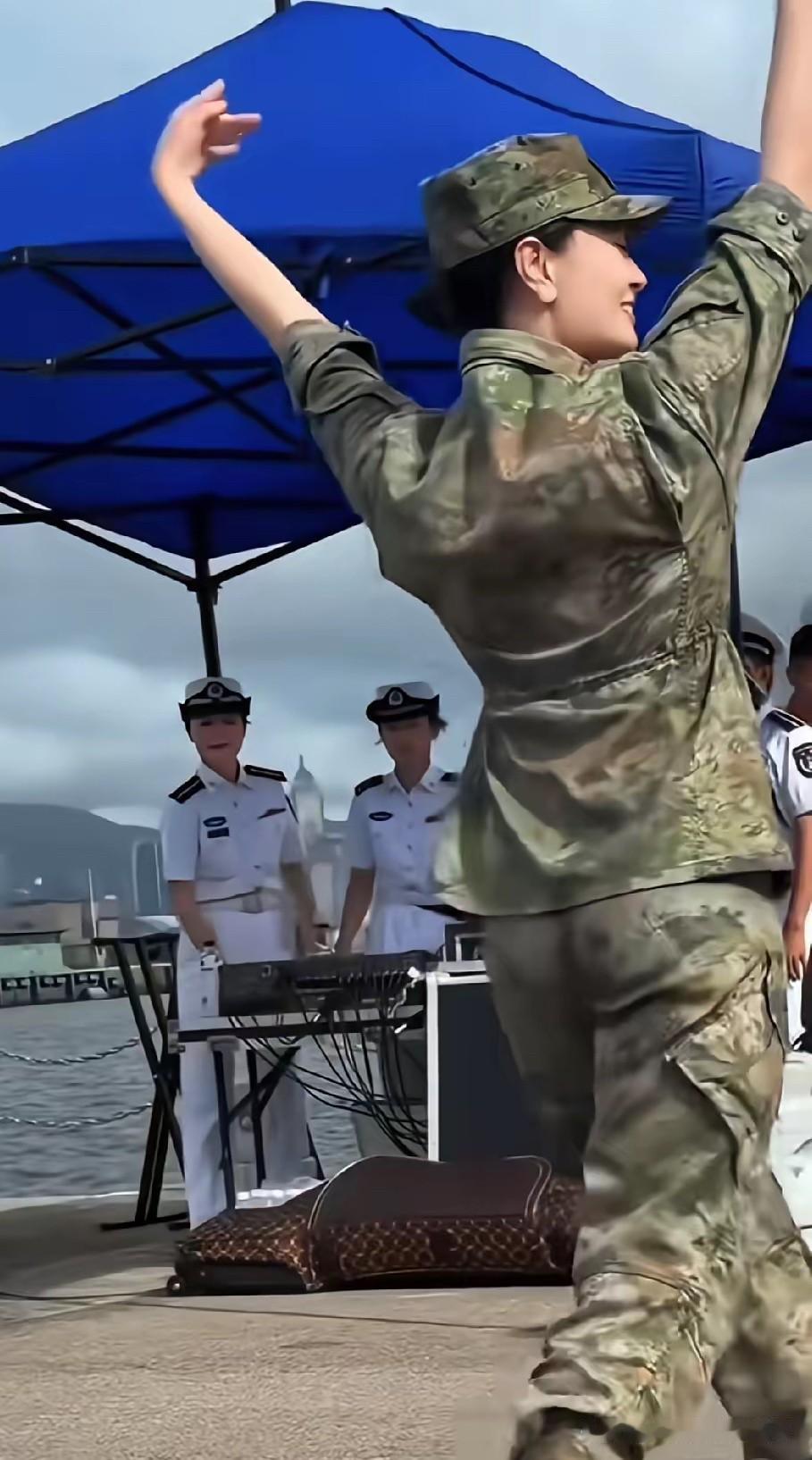 照片里的这个女人是海军少校宋泽，不仅是海军南宁舰的宣传干事，而且还是海军文艺轻骑