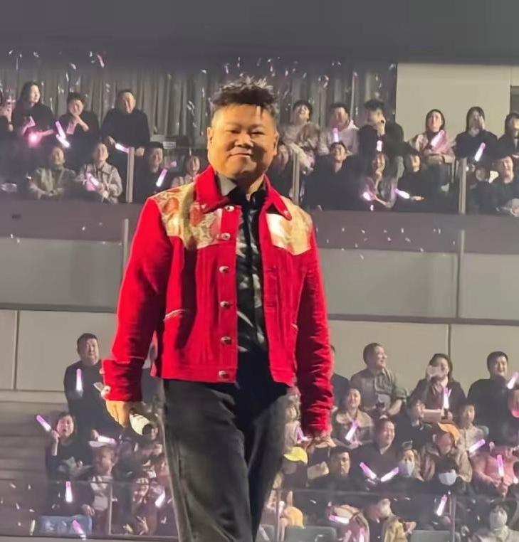 怎么？花了演唱会的钱听了半场单口相声[捂脸]我朋友去看了岳云鹏西安演唱会，回来就