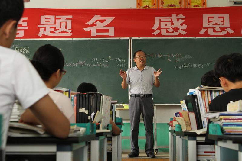 初中老师的优势：
1．可以评中学高级职称。
2．学生年龄大，更加听话懂事。
3．