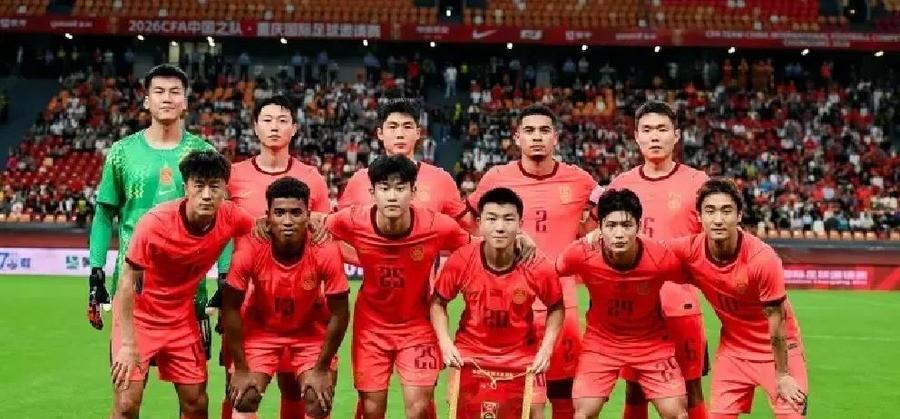 国足0比5输给巴勒斯坦后，邵佳一没有换阵型，没有换首发，他在赛前发布会上说，核心