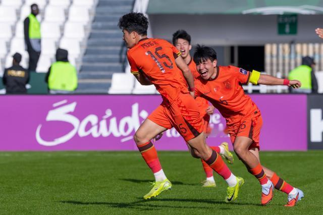 定了！中国U23若小组头名将对阵韩国，若第二则面对乌兹别克斯坦。乌兹比韩国强，踢