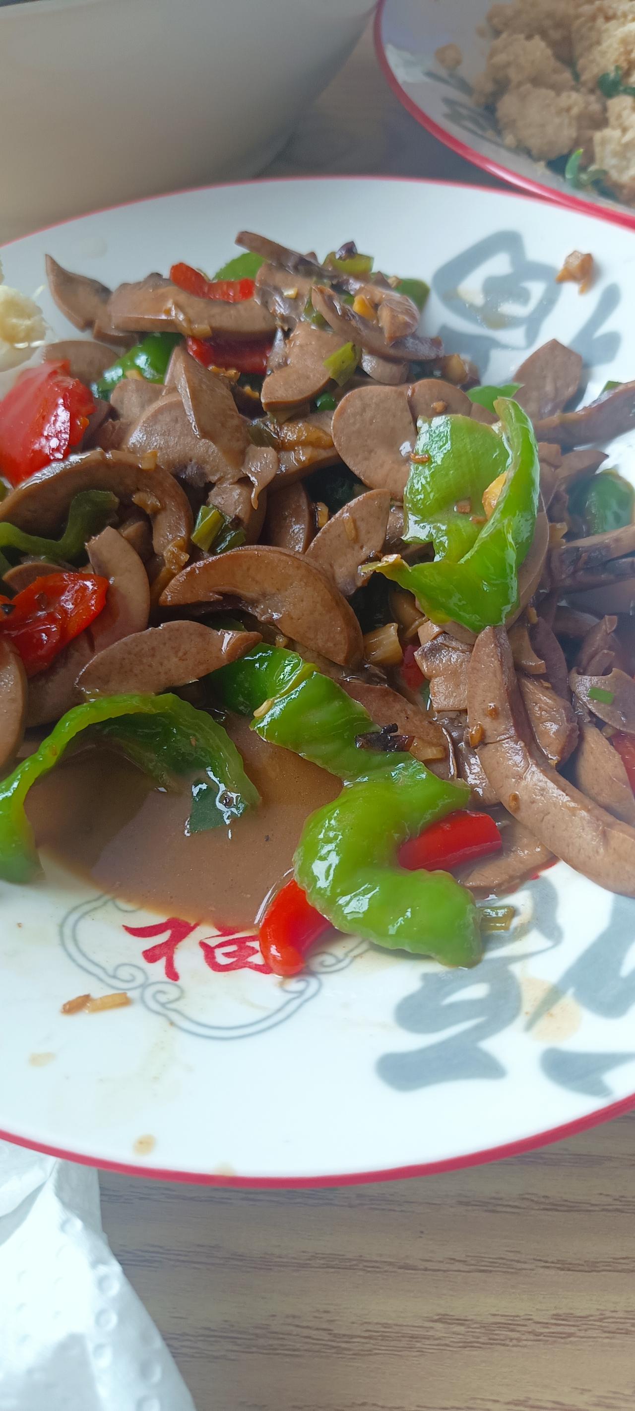 我老公的手艺还不错！
我们两口子和三姐两口子出来泡温泉，早饭三姐做的，我老公不喜