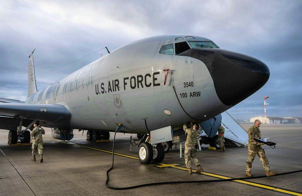 瑞士以程序问题需要更多时间审查为由，拒绝了美军两次飞越领空的请求。这事挺有意思，