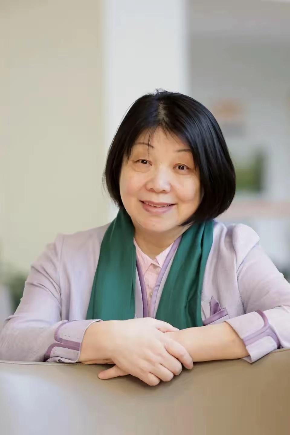 毕淑敏说：“人生不要比较，物质的东西永远没有尽头，你住多大的房子，天下永远有比你
