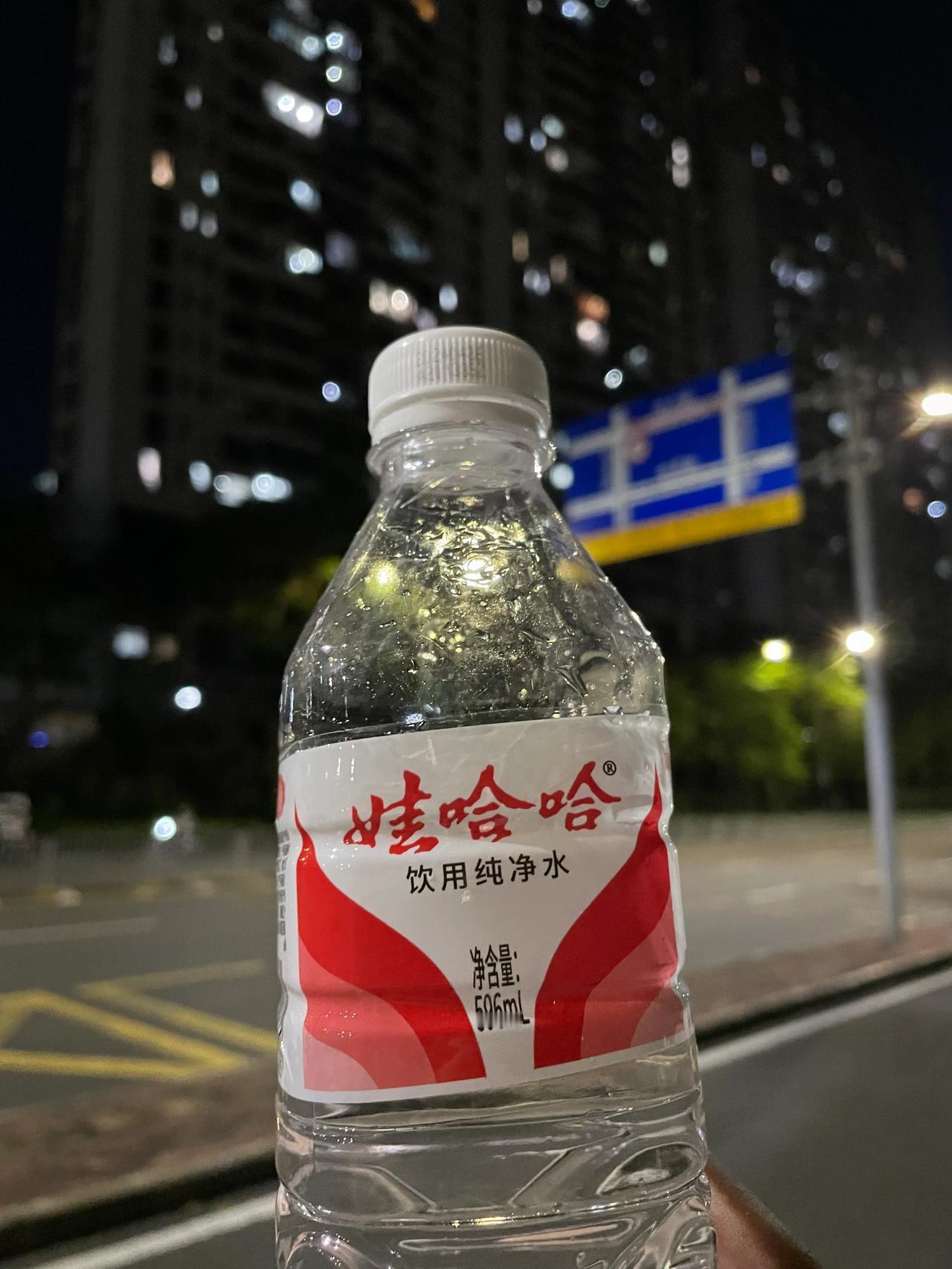 晚上在公园跑了5公里，感觉很爽！！
今天晚上有点微风～
岁月不饶人啊，每天坚持锻