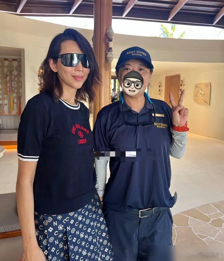 53岁的蔡少芬，现在靠什么活着？答案是港普和秀恩爱。她曾是TVB最年轻的视后，2