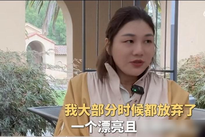 杨天真开始骂花瓶没脑子了。
我告诉你，这比她亲手炮制的任何一个热搜都更讽刺。是