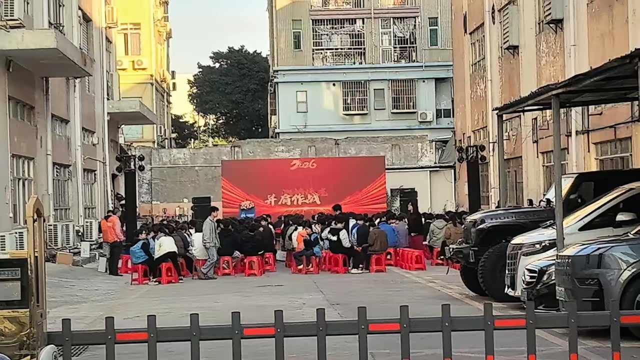 深圳有个公司开年会，咱看看老板们的豪车哈。福特猛禽，200 万到 300 万呢。