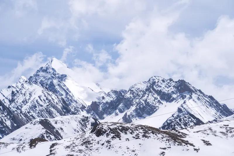 保护巴尔斯雪山的生态环境，需多方携手共进。
从政府与企业层面来看，肃南县大河乡探