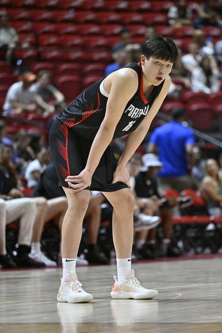 前NBA助教小史蒂夫-琼斯关于杨瀚森的一些观察：- 他的运球和脚步动作流畅，但力