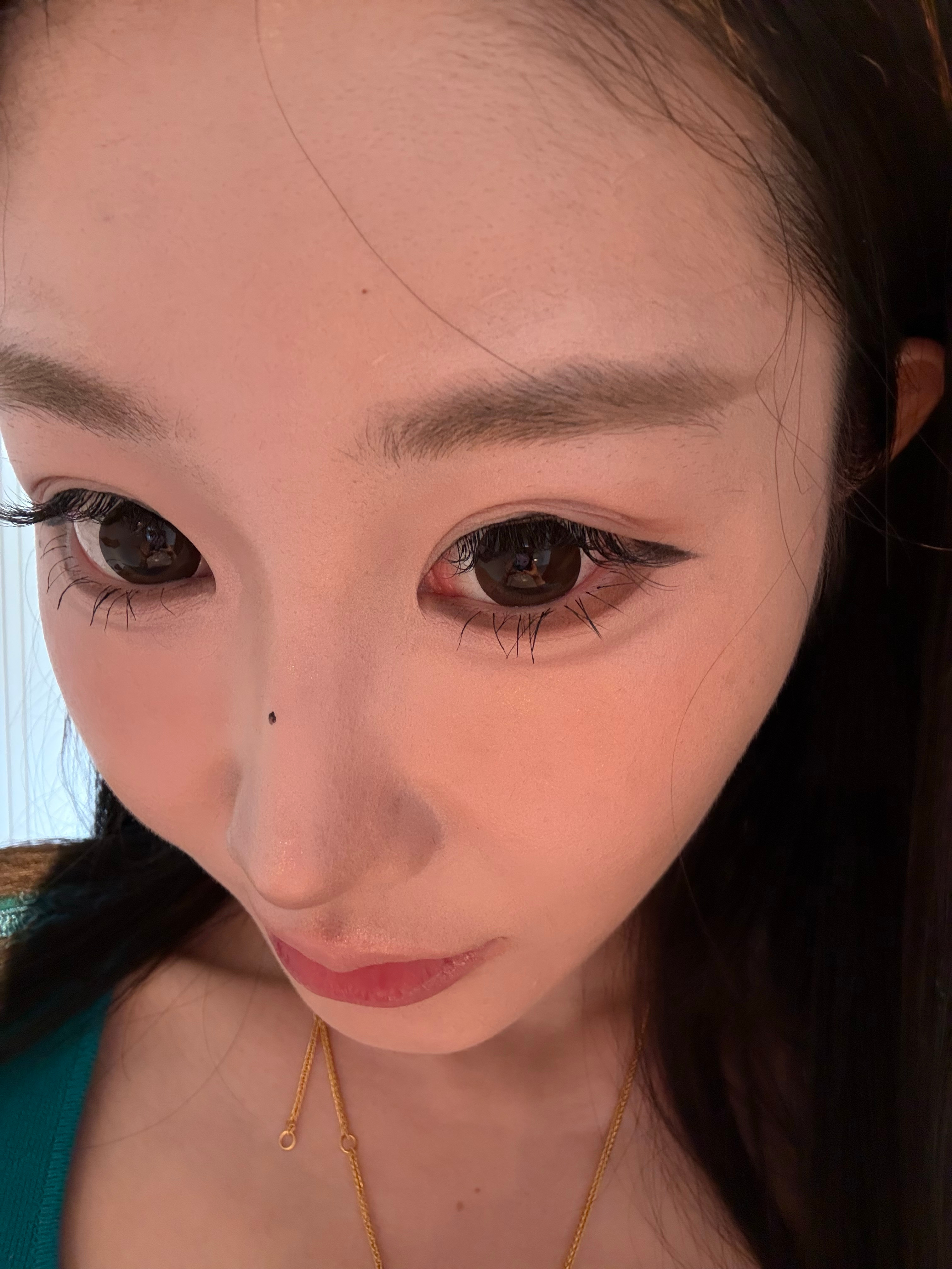 今天五个人吃饭，我戴的美瞳直径比剩下四个人加起来还大👁️🕷️🕷️ 